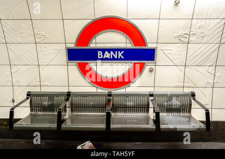 Un banc de métal sur la plate-forme à Londres de la Banque de la station de métro. Banque D'Images