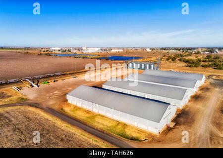 Les entrepôts de stockage en vrac sur la transformation des céréales et de tri de la ville de Moree site ceinture de blé australien dans le NSW - vue aérienne élevée. Banque D'Images