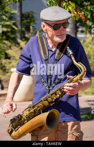 Vieil Homme tenant son saxophone prépare à recevoir dans le parc. Banque D'Images