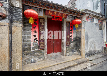 Ancienne porte d'entrée avec des lanternes rouges à Dafen. Shenzhen, province de Guangdong, en Chine. Banque D'Images