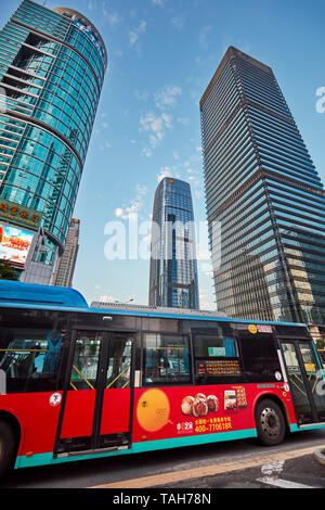 Electric city bus déménagement sur rue dans le quartier d'affaires central de Futian. Shenzhen, province de Guangdong, en Chine. Banque D'Images