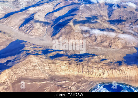 Une vue aérienne de la montagnes stériles du Zanskar gamme d'Himalaya intérieur en Inde. L'Leh-Manali Highway et le bord extérieur du Tso Kar sont visibles. Banque D'Images