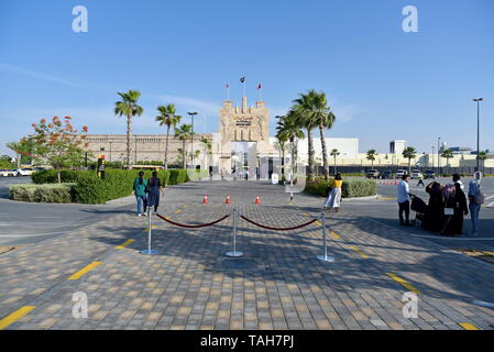 Voyage dans les parcs et de Dubaï, Dubaï, Émirats arabes unis, le 24 mai 2019, l'entrée du côté du parking de Riverland Banque D'Images