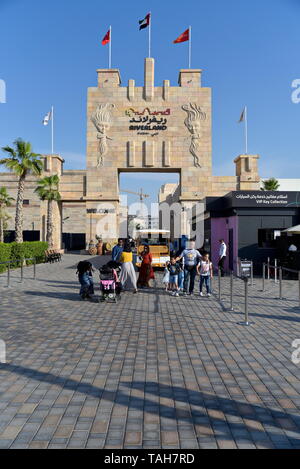 Voyage dans les parcs et de Dubaï, Dubaï, Émirats arabes unis, le 24 mai 2019, l'entrée du côté du parking de Riverland Banque D'Images