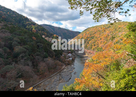 Vue de dessus de la rivière Hozugawa japonais avec maison traditionnelle en bois , bateau et feuillage d'Automne Couleurs du point de vue de Arashiyama, Kameyama Koen park, kyo Banque D'Images