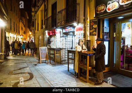 Logroño, La Rioja, Espagne - Février 14th, 2019 : un couple des boissons vin Rioja dans la Calle del Laurel Street au coeur de la vie nocturne dans le vieux Banque D'Images