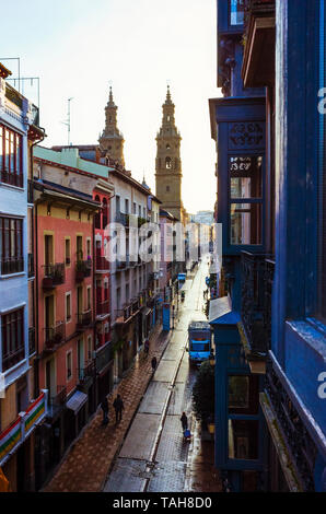 Logroño, La Rioja, Espagne - Février 15th, 2019 : High angle view of Calle Capitán Gallarza rue avec la co-cathédrale de Santa Maria de la Redonda Banque D'Images