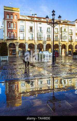 Logroño, La Rioja, Espagne - Février 15th, 2019 : un homme marche le long de la Plaza del Mercado (Place du marché) au coeur du quartier historique de Logroño Banque D'Images