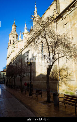 Logroño, La Rioja, Espagne - Février 15th, 2019 : façade sud de la co-cathédrale de Santa María de la Redonda le long de Calle Portales street. Banque D'Images