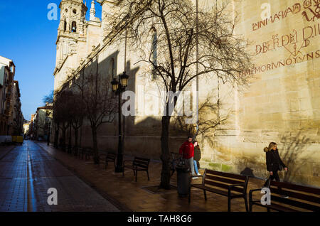 Logroño, La Rioja, Espagne - Février 15th, 2019 : Les gens passent devant la façade sud de la co-cathédrale de Santa María de la Redonda le long de Calle Porta Banque D'Images