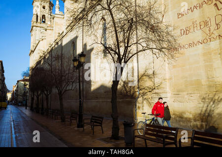 Logroño, La Rioja, Espagne - Février 15th, 2019 : Les gens passent devant la façade sud de la co-cathédrale de Santa María de la Redonda le long de Calle Porta Banque D'Images