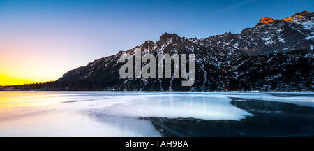 L'œil de la mer dans le lac au coucher du soleil dans les Tatras, Pologne Banque D'Images