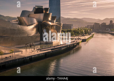 Vue de la ville de Bilbao, Pays Basque, Espagne, avec le Musée Guggenheim et la rivière Nervion Banque D'Images