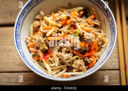 Porc sauté aux nouilles chinoises avec des nouilles aux œufs et légumes Banque D'Images