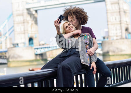 Couple à la photographie selfies Tower Bridge Banque D'Images