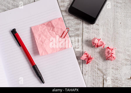 Papier de ride et d'ordinateurs portables plus immobile placé au-dessus de fond de bois. Banque D'Images