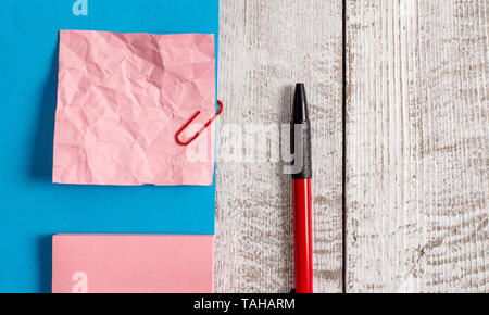 Papier et carton rides stationnaires plus placés au-dessus de fond de bois. Banque D'Images