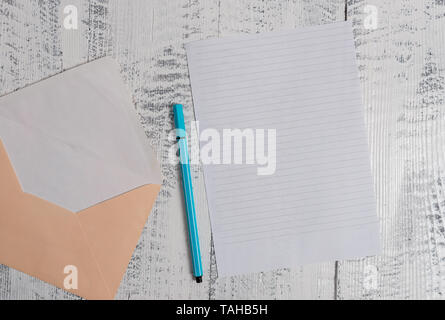 Ouvrez l'enveloppe couleur feuille vierge lettre papier stylo à fond de bois Banque D'Images