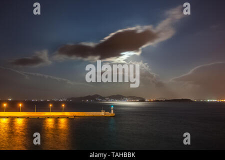 Rayons de lune illuminant la mer en face du port du Pirée, Athènes, Grèce Banque D'Images