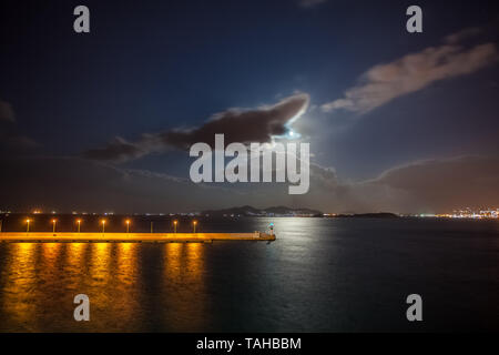 La mer de lune en face du port du Pirée, Athènes, Grèce Banque D'Images