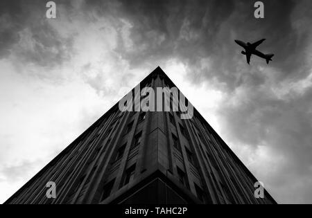 Avion sur bâtiment dans la ville de créativité photo noir et blanc Banque D'Images