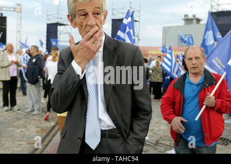 Thessalonique, Grèce. Rt 24 mai 2019. Des partisans du parti Nouvelle Démocratie lors d'une réunion électorale de l'homme par les principaux partis d'opposition, un jour d'avance sur le local Grec et aux élections du Parlement européen. La Grèce va organiser des élections municipales et régionales en même temps que les élections au Parlement européen le 26 mai, suivie d'élections générales prévues en octobre 2019. Crédit photo : Orhan Tsolak / Alamy Live News Banque D'Images