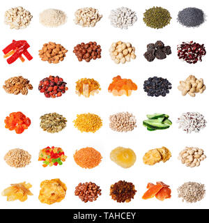 Grande collection de différentes épices, herbes, noix, fruits secs, haricots, petits fruits isolé sur fond blanc Banque D'Images