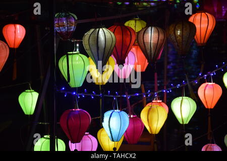 Vue nocturne de lanternes colorées accroché à proximité de la rivière à l'intérieur de la vieille ville d'Hoi An, Vietnam Banque D'Images