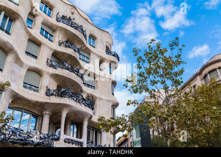 Barcelone, Catalogne, Espagne - 19 novembre 2018 : Faible angle de vue de la Casa Mila sur le fond de ciel nuageux. Le bâtiment conçu par Antonio Gaudi i Banque D'Images