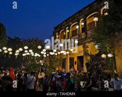 Vue de nuit les rues de Hoi An, ville ancienne et de ses lanternes, exemple bien conservé d'un port marchand d'Asie du Sud-Est Banque D'Images