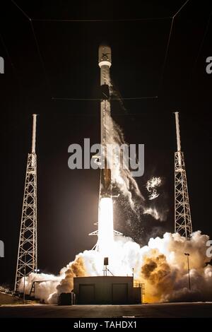 Une fusée SpaceX Falcon 9 décolle portant une charge de 60 satellites Starlink à partir du Centre spatial Kennedy le 23 mai 2019 à Cape Canaveral, en Floride. La fusée Falcon 9 a levé l'énorme charge de petits satellites en orbite terrestre basse qui forment la base du nouveau service internet Starlink. Banque D'Images