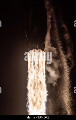 Une fusée SpaceX Falcon 9 décolle portant une charge de 60 satellites Starlink à partir du Centre spatial Kennedy le 23 mai 2019 à Cape Canaveral, en Floride. La fusée Falcon 9 a levé l'énorme charge de petits satellites en orbite terrestre basse qui forment la base du nouveau service internet Starlink. Banque D'Images