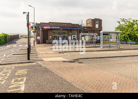 Leigh on Sea près de la gare ferroviaire de Southend Sea, Essex, Royaume-Uni. C2C réseau ferroviaire de Shoeburyness à Londres. Arrêt de bus avec des capacités d'hébergement Banque D'Images