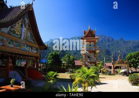 Temple bouddhiste avec montagnes karstiques - Vang Vieng, Laos Banque D'Images