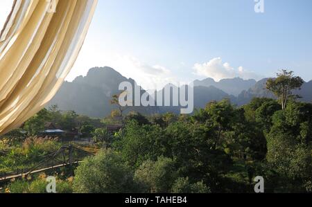 Vue d'un restaurant sur le paysage de collines karstiques le long Nam Xong (Chanson) river, Vang Vieng, Laos Banque D'Images