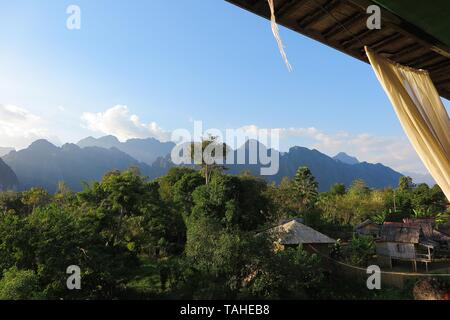 Vue d'un restaurant sur le paysage de collines karstiques le long Nam Xong (Chanson) river, Vang Vieng, Laos Banque D'Images