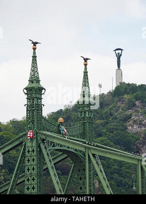 Budapest le pont de la liberté ou Szabadság híd reliant les côtés Buda et Pest au-dessus du Danube, en direction de la colline Gellért et de la Statue de la liberté Banque D'Images