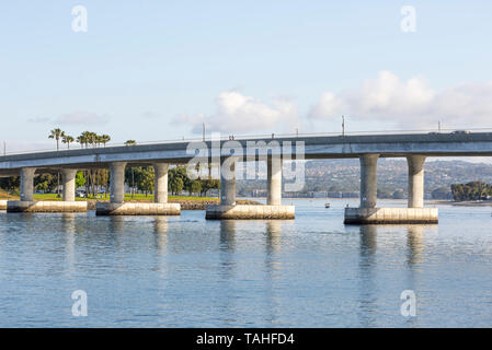 West Mission Bay Drive Bridge at Mission Bay Park. San Diego, Californie, USA. Banque D'Images