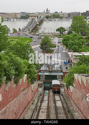 Funiculaire de Budapest batiments communicants Adam Clark carré sur les rives du Danube avec le quartier de Castle Hill Banque D'Images