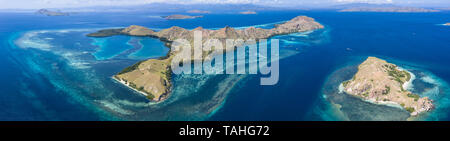 Vu d'une vue aérienne d'après-midi, lumière brille sur les îles sauvages dans le Parc National de Komodo, en Indonésie. Ce domaine a une grande biodiversité marine. Banque D'Images