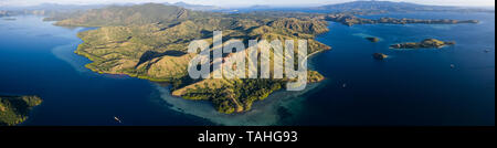 Vu d'une vue aérienne d'après-midi, lumière brille sur les îles sauvages dans le Parc National de Komodo, en Indonésie. Ce domaine a une grande biodiversité marine. Banque D'Images