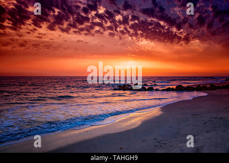 Nature fond de plage incroyable coucher du soleil avec l'horizon sans fin et d'incroyables vagues écumeuses. C'est dans l'océan Atlantique tropical paradise au Sénégal, Afric Banque D'Images