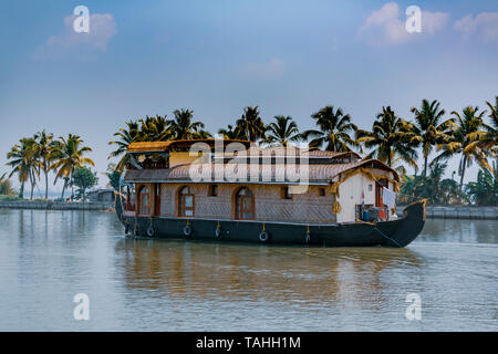 Maison bateau navigant dans le Kerala backwaters Banque D'Images