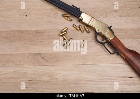 Wild West gun avec tours sur table en bois Banque D'Images