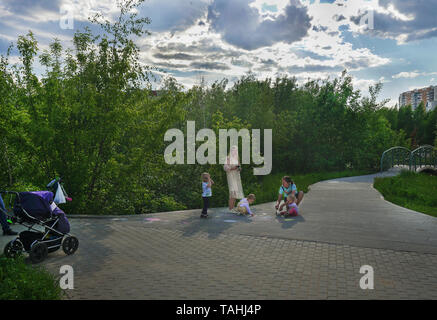 Mères et enfants - Mai. Parc Paysage Mitino . Belle journée ensoleillée au printemps . Banque D'Images