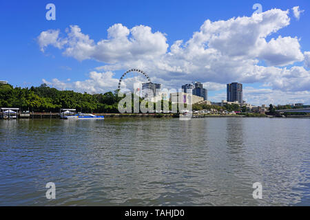BRISBANE, AUSTRALIE -23 juillet 2018- vue front de mer, de la roue de la Grande Roue de Brisbane et l'QPAC près de la South Bank Parklands, ville de Brisbane, Banque D'Images