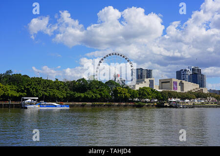 BRISBANE, AUSTRALIE -23 juillet 2018- vue front de mer, de la roue de la Grande Roue de Brisbane et l'QPAC près de la South Bank Parklands, ville de Brisbane, Banque D'Images