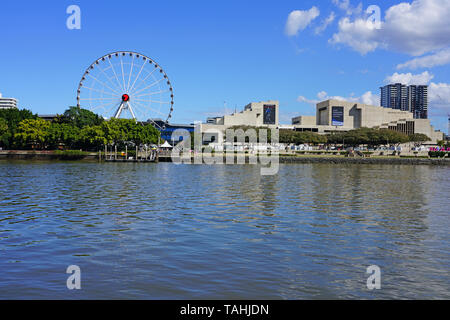 BRISBANE, AUSTRALIE -23 juillet 2018- vue front de mer, de la roue de la Grande Roue de Brisbane et l'QPAC près de la South Bank Parklands, ville de Brisbane, Banque D'Images