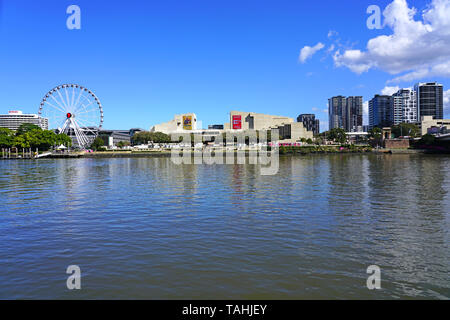 BRISBANE, AUSTRALIE -23 juillet 2018- vue front de mer, de la roue de la Grande Roue de Brisbane et l'QPAC près de la South Bank Parklands, ville de Brisbane, Banque D'Images