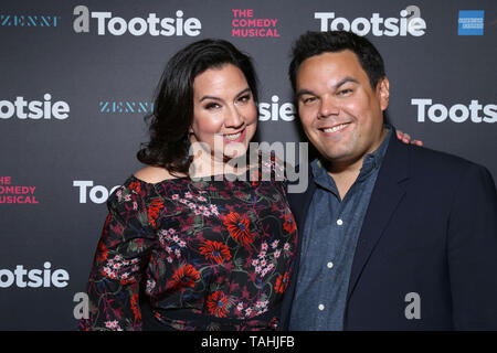 Soirée d'ouverture de 'Tootsie' au Marquis Theatre - Arrivées. Avec : Kristen Anderson-Lopez, Bobby Lopez Où : New York, New York, United States Quand : 23 Avr 2019 Crédit : Joseph Marzullo/WENN.com Banque D'Images